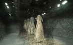 "Labyrinth of Memory". Installation monumentale de Chiharu Shiota.
