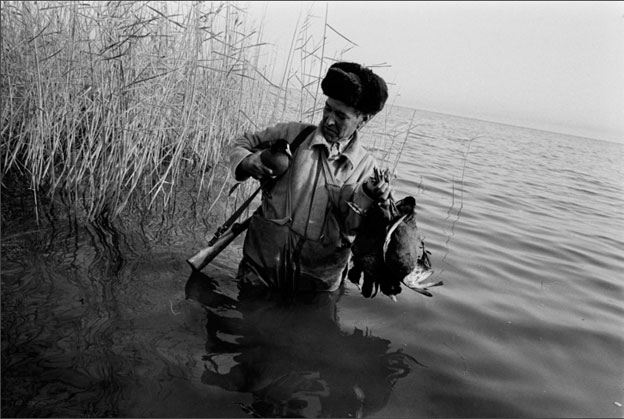 Un chasseur montre les canards qu'il vient de chasser le long des rives de la mer Caspienne à Awaza, le Turkménistan, 1994 © Stanley Greene / NOOR