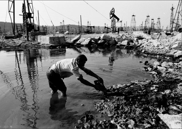 Un pêcheur nettoie une zone pour recycler des déchets dans les anciens champs pétrolifères appartenant à la famille Nobel à Bakou, Azerbaïdjan, 1997 © Stanley Greene /NOOR