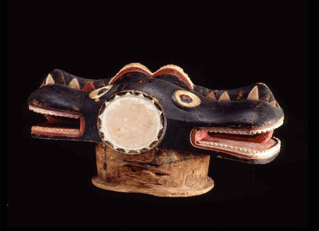 Masque-heaume de conjuration botiwa. Baoulé, Côte d’Ivoire. Bois et peinture. L. 65 cm. Inv. 1007-195.  Musée Barbier-Mueller. Photo Studio Ferrazzini Bouchet.