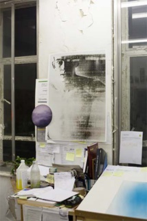 Wolfgang Tillmans Wet Room (Barnaby), 2010 Impression à jet d'encre sur papier sans cadre, clips, 138 x 208 cm © Wolfgang Tillmans