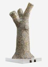 Arbre à fèves (11A21) 2011, Résine époxy, céramique peinte, socle en aluminium 20481 fèves. Arbre à fèves (11A21) 2011, Résine époxy, céramique peinte, socle en aluminium 20481 fèves.