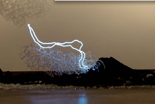 « Après la nuit » pour Pascal - Détail - 2016 - Technique mixte : Nuages de verre filé, néon, charbon (bois brûlé), gouttes de verre © Photo : Jean-Christophe Rey-Robert