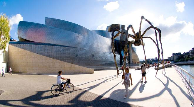 Musée Guggenheim Bilbao et sculpture d’araignée « Maman » de Louise Bourgeois. Bilbao © Turespaña