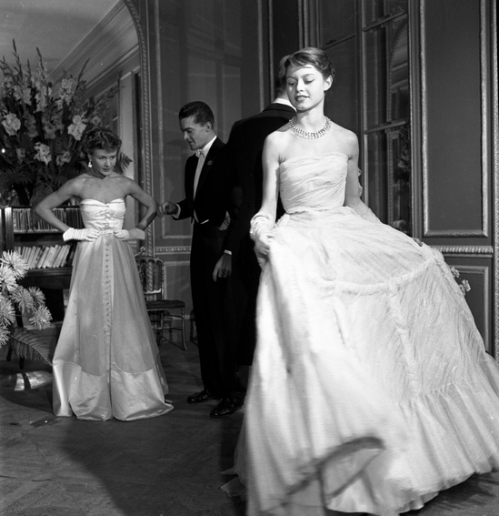 Brigitte Bardot pour le Jardin des modes, 1950 © Robert Doisneau