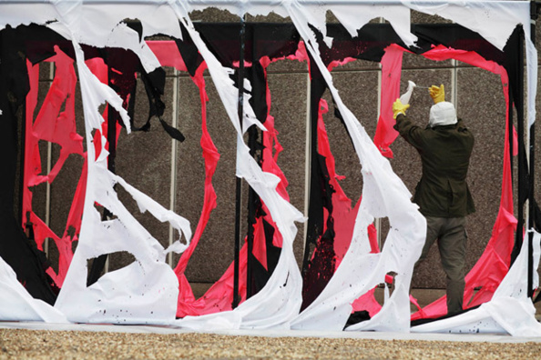 Acid Action Painting, 2006, réactivation de l’œuvre South Bank Demonstration (1961) par l’artiste Brian Hodgson, Hayward Gallery, Londres, Photographe: Kristian Buus © 2009 Gustav Metzger