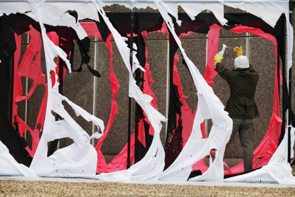 Acid Action Painting, 2006, réactivation de l’œuvre South Bank Demonstration (1961) par l’artiste Brian Hodgson, Hayward Gallery, Londres, Photographe: Kristian Buus © 2009 Gustav Metzger Acid Action Painting, 2006, réactivation de l’œuvre South Bank Demonstration (1961) par l’artiste Brian Hodgson, Hayward Gallery, Londres, Photographe: Kristian Buus © 2009 Gustav Metzger