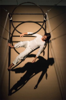 UT, performance conçue et mise en scène par Meris Angiolettid'après un texte original de Philippe Latreille. UT, performance conçue et mise en scène par Meris Angiolettid'après un texte original de Philippe Latreille.