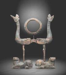 Support de tambourin. Bois sculpté et laqué. Chine, Royaume de Chu Epoque des Royaumes Combattants. IVe-IIIe siècles avant J.-C. Hauteur 85 cm © MichelGurfinkel Support de tambourin. Bois sculpté et laqué. Chine, Royaume de Chu Epoque des Royaumes Combattants. IVe-IIIe siècles avant J.-C. Hauteur 85 cm © MichelGurfinkel