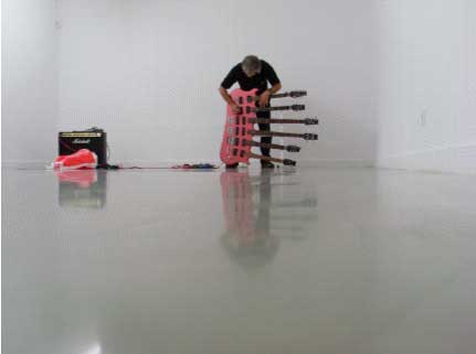 Enregistrement pour pièce sonore 2008-09 avec le collectif « A Constructed World » Lee Ronaldo, photo : D.Kurjakovic Enregistrement pour pièce sonore 2008-09 avec le collectif « A Constructed World » Lee Ronaldo, photo : D.Kurjakovic
