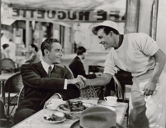 An American in Paris  Vincente Minnelli, 1951  Production A. Freed  Georges Guétary et Gene Kelly  Terrasse du café Huguette  Photographie DR.  30 . 40 cm  Collection La Cinémathèque française