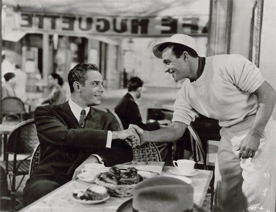 An American in Paris Vincente Minnelli, 1951 Production A. Freed Georges Guétary et Gene Kelly Terrasse du café Huguette Photographie DR. 30 . 40 cm Collection La Cinémathèque française An American in Paris Vincente Minnelli, 1951 Production A. Freed Georges Guétary et Gene Kelly Terrasse du café Huguette Photographie DR. 30 . 40 cm Collection La Cinémathèque française
