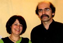 La chanteuse Jina Sarhangi et le joueur de Tar Pirouz Djoharian La chanteuse Jina Sarhangi et le joueur de Tar Pirouz Djoharian