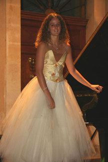 Festival 2008. Agnès Graziano aux marches du château Saint-Estève. Festival Liszt en Provence