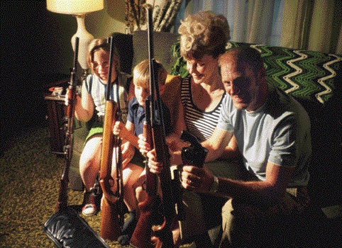 Jacob Holdt. Dans le Michigan, Vicky, une femme blanche qui à cette époque osait encore prendre des auto-stoppeurs, me conduisit dans sa "joyeuse petite famille armée". Ils prétendaient que les armes étaient indispensables "pour se protéger contre l Jacob Holdt. Dans le Michigan, Vicky, une femme blanche qui à cette époque osait encore prendre des auto-stoppeurs, me conduisit dans sa "joyeuse petite famille armée". Ils prétendaient que les armes étaient indispensables "pour se protéger contre l
