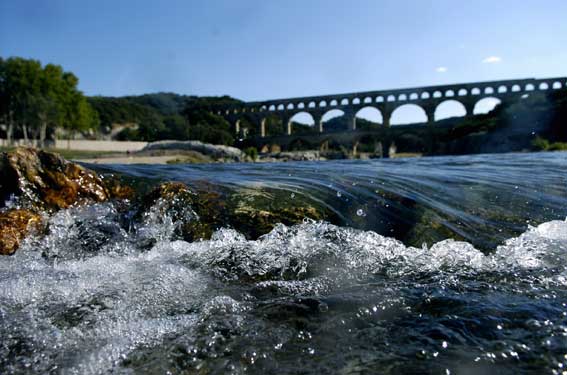 Le Pont du Gard et le Gardon. Photo S. Barbier