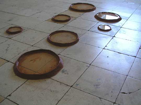 © Armanda Duarte, Uma bata e uma combinação, performance, Plataforma Revólver, Lisbonne, 2008 © Armanda Duarte, Uma bata e uma combinação, performance, Plataforma Revólver, Lisbonne, 2008