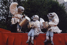 16 mai 09, Des marionnettes dans le cloître de la Cascade ... à Bourg St-Andéol (Ardèche)