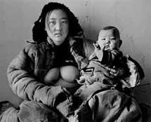 Photographe chinois d’origine mongole, Ayin vit et travaille en Mongolie intérieure où il photographie, depuis 20 ans, les dernières tribus mongoles.