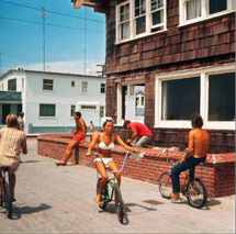 Leroy Grannis, Hermosa Beach Strand, 1967 © Leroy Grannis courtesy M + B, Los Angeles