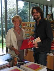 Juliane Cosandier accueille le 2’000’000e visiteur et lui remet un laissez-passer pour deux personnes ainsi qu’un catalogue de l’exposition. © photo: Fondation de l’Hermitage Juliane Cosandier accueille le 2’000’000e visiteur et lui remet un laissez-passer pour deux personnes ainsi qu’un catalogue de l’exposition. © photo: Fondation de l’Hermitage