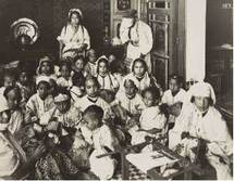 Marcelin Flandrin Ecole de broderie, vers 1930. Tirage au gélatino-bromure d’argent © Collection Guy Joubert Marcelin Flandrin Ecole de broderie, vers 1930. Tirage au gélatino-bromure d’argent © Collection Guy Joubert