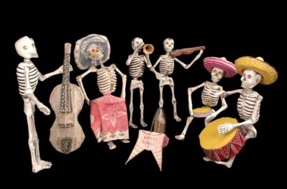 Petits squelettes jouant de la musique, Mexique, carton pâte © musée du quai Branly