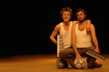 16 et 17 octobre, "Tous Cousins" par Cie Zyrgomatik, à La Cascade, Maison des Arts du cirque et du clown, Bourg-St-Andéol (07) 16 et 17 octobre, "Tous Cousins" par Cie Zyrgomatik, à La Cascade, Maison des Arts du cirque et du clown, Bourg-St-Andéol (07)
