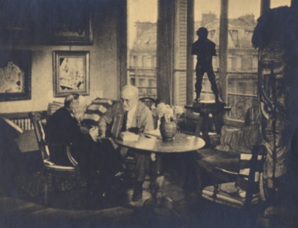 Henri Matisse et M. Vassaux ; devant la fenêtre, « Le Serf » Paris, boulevard du Montparnasse, 1947 Digigraphie Photothèque du centre de documentation Musée Matisse, Nice Inv. PH.09.2.12 Photo Archives Matisse (D. R.) Henri Matisse et M. Vassaux ; devant la fenêtre, « Le Serf » Paris, boulevard du Montparnasse, 1947 Digigraphie Photothèque du centre de documentation Musée Matisse, Nice Inv. PH.09.2.12 Photo Archives Matisse (D. R.)
