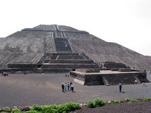 Pyramide de la Lune, escalier vers les étoiles ? © P. Aimar