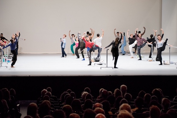 Plus de 7 000 personnes à l'Opéra de Lyon dans les coulisses du ballet. 9 septembre 2017