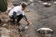 Mise à l'eau d'une des bouteilles contenant les 10 commandements ... par -8° ! © DR Mise à l'eau d'une des bouteilles contenant les 10 commandements ... par -8° ! © DR