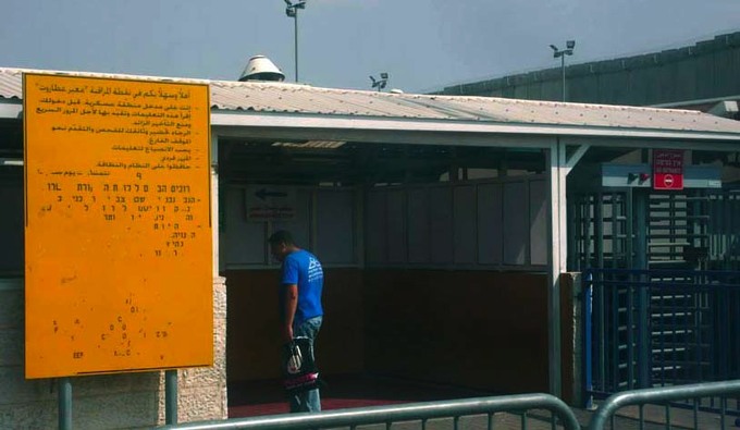 Panneau d'avertissement, qalandia checkpoint, jérusalem, 2008 photographie Till Roeskens