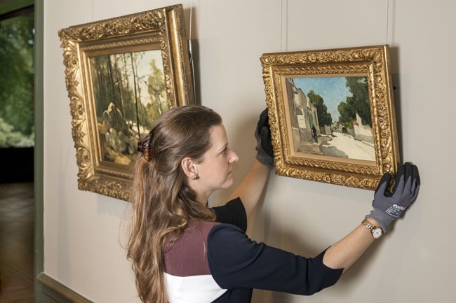 La conservatrice Maite van Dijk règle les derniers détails de l’exposition Des Néerlandais à Barbizon. Maris, Mauve, Weissenbruch devant le tableau Paysage boisé près de Barbizon La conservatrice Maite van Dijk règle les derniers détails de l’exposition Des Néerlandais à Barbizon. Maris, Mauve, Weissenbruch devant le tableau Paysage boisé près de Barbizon