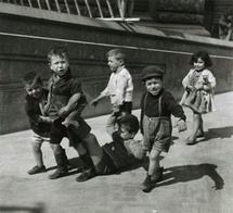 Willy Ronis, Petits napolitains, 1938 Tirage argentique 30 x 40 cm