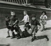 Willy Ronis, Petits napolitains, 1938 Tirage argentique 30 x 40 cm Willy Ronis, Petits napolitains, 1938 Tirage argentique 30 x 40 cm
