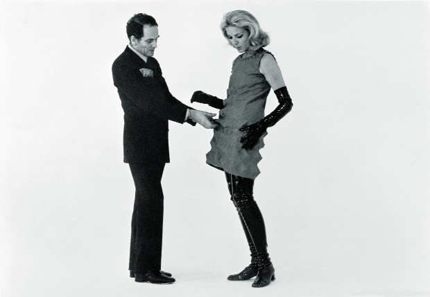 Essayage de la Cardine sur Lauren Bacall, 1968.© Archives Pierre Cardin Essayage de la Cardine sur Lauren Bacall, 1968.© Archives Pierre Cardin