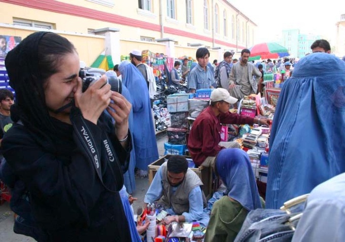 4 mars au 11 avril. Voices on the Rise: Afghan Women Making the News, Des voix qui portent : l’actualité par des femmes afghanes à la Dorothy’s Gallery, Paris 4 mars au 11 avril. Voices on the Rise: Afghan Women Making the News, Des voix qui portent : l’actualité par des femmes afghanes à la Dorothy’s Gallery, Paris