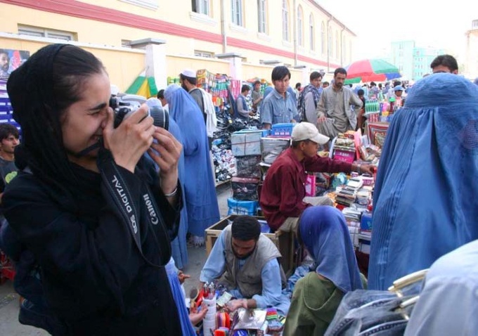 4 mars au 11 avril. Voices on the Rise: Afghan Women Making the News, Des voix qui portent : l’actualité par des femmes afghanes à la Dorothy’s Gallery, Paris