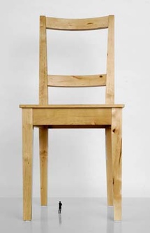 Les objets records, la chaise, Sylvain Bourget, Socle laqué, figurine en résine et chaise en bois ,170 x 100 x 100 cm,2009. © Bernard Dupuy