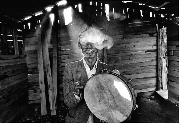 Nikos Economopoulos / Magnum Photos Un musicien gitan, Epirus, Parakalamos, Grèce, 1993.