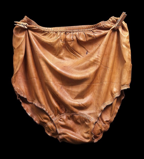 Christian Renonciat « Nylon, taille 56 » 1978, bois de poirier, pinces à linge h.0,43 x l.0,40 Christian Renonciat « Nylon, taille 56 » 1978, bois de poirier, pinces à linge h.0,43 x l.0,40