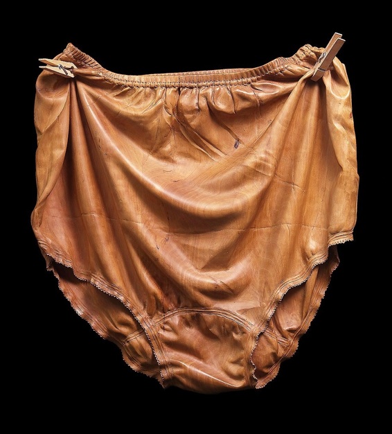 Christian Renonciat « Nylon, taille 56 » 1978, bois de poirier, pinces à linge h.0,43 x l.0,40