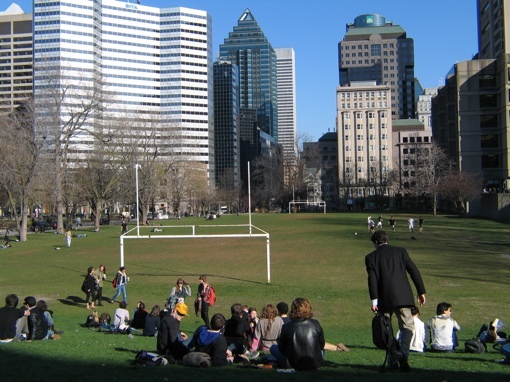 Le campus de l'université McGill ouvre sur les gratte-ciel © P. A.