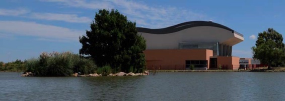 Théâtre de l'Etang, Saint-Estève/Perpignan, dessiné par le cabinet d’architectes barcelonais Dilmé Fabre Théâtre de l'Etang, Saint-Estève/Perpignan, dessiné par le cabinet d’architectes barcelonais Dilmé Fabre