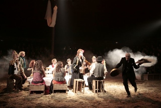 Footsbarn Travelling Theatre joue Sorry ! Footsbarn Travelling Theatre joue Sorry !