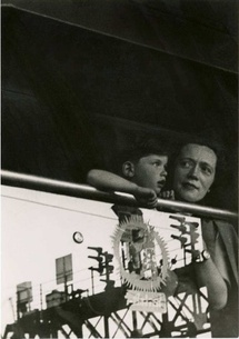 © Lucien Hervé. Visiteurs anglais, gare du Nord, 1949 courtesy galerie Camera Obscura