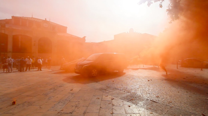 La place de la mairie en ... feu de joie © P.A. La place de la mairie en ... feu de joie © P.A.