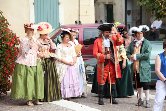 Un bouquetde costumes très colorés © P.A.