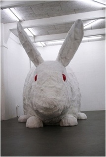 Great Stuffed Rabbit, Ch. Gonzenbach. 2006. Lapin géant empaillé avec 650 vraies peaux de lapins. © DR